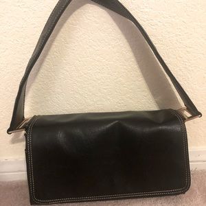 Mondani single wide strap. Flap with magnetic closure, zippered pocket inside.